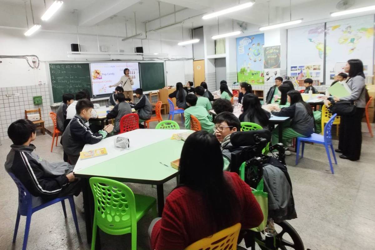 日本生保內中學學生參訪臺北市北投國中，入班體驗英語課