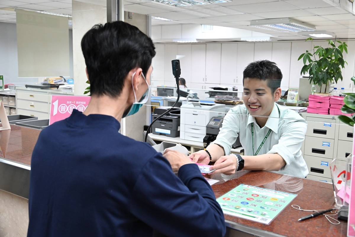 郵局臨櫃領現首日秩序良好 首週採分流提高效率