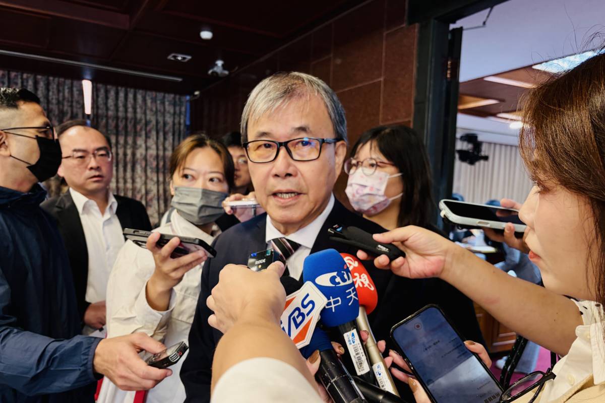 教育部部長鄭英耀接受媒體聯訪