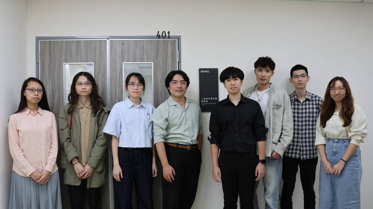 陽明交大工程與計算生物實驗室團隊成員合照。(陽明交大提供)