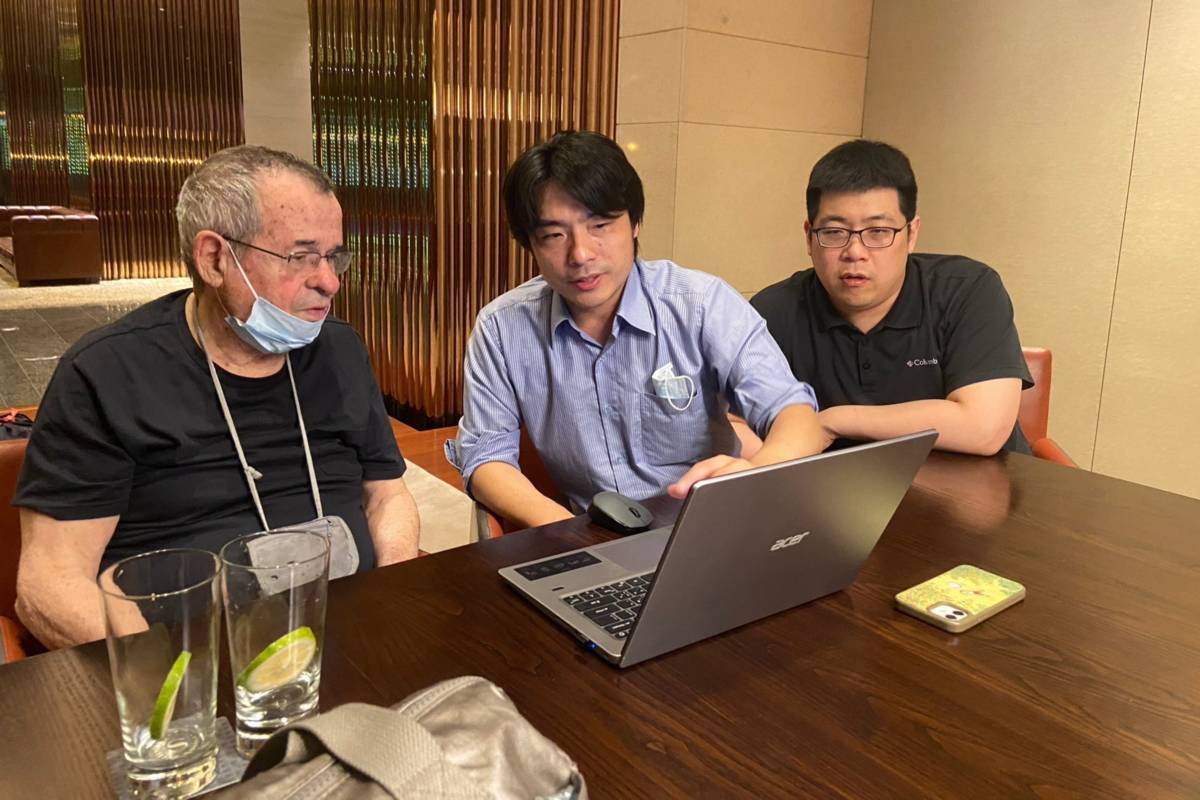 羅惟正(中)與2013年諾貝爾化學獎得主Arieh Warshel教授(左)第一次面對面簡報討論。(陽明交大提供)