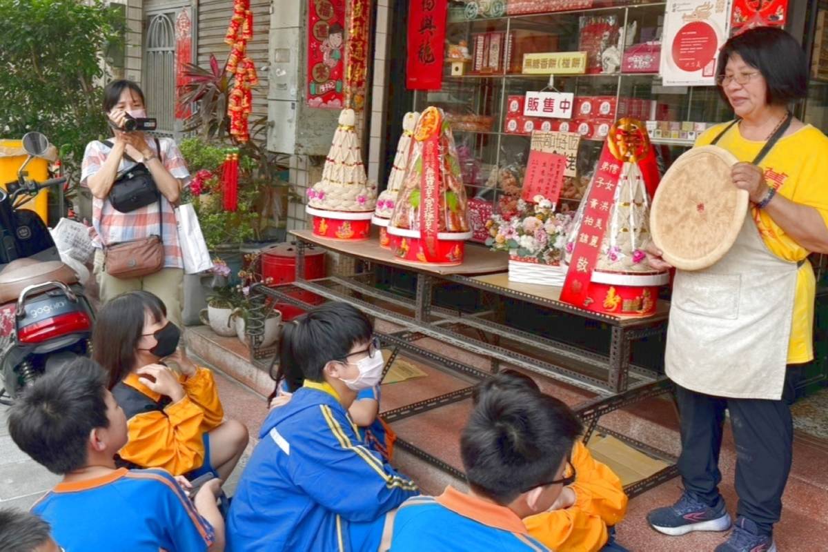 臺南市金城國中進行在地走讀-「赤崁樓椪餅文化之旅」，增加學習趣味