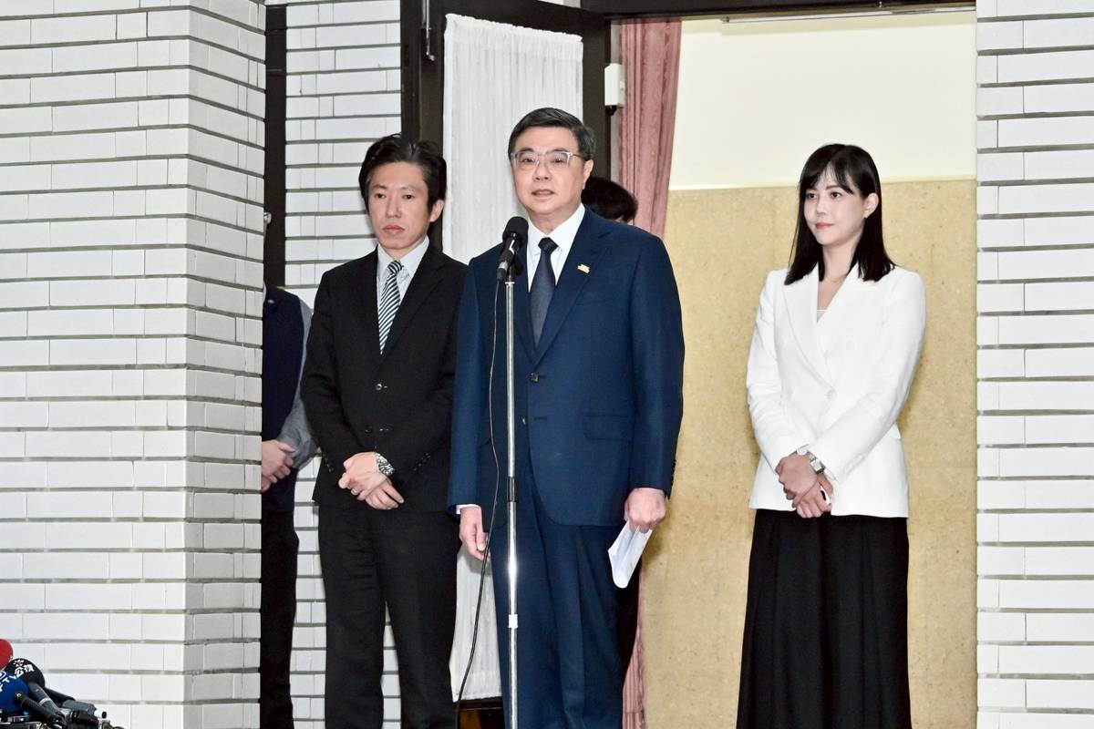 行政院院長卓榮泰(中)在立法院備詢前，接受媒體提問。(行政院提供)