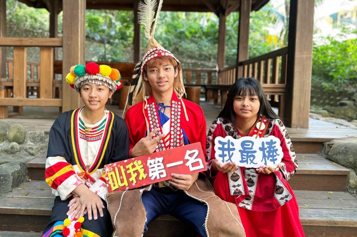 左起謝佳萍.翁閔旭及田采薇同學