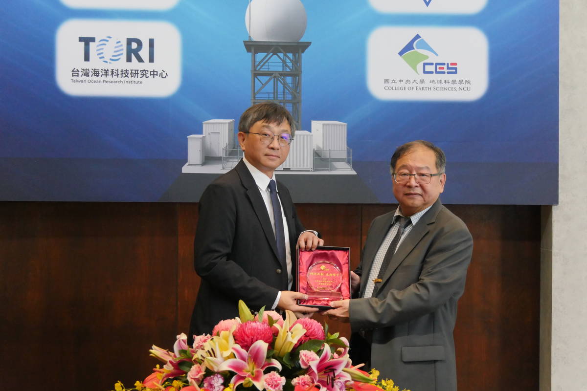 國研院海洋中心主任孟培傑(右)與中央大學地球科學院院長李明旭(左)於捐贈儀式中完成雙偏極化都卜勒氣象雷達交接。(國研院海洋中心提供)