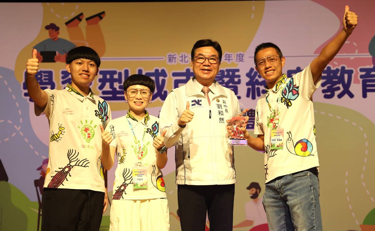 學習型家庭-好客好學好茶家(戶長李昌峻右1)
