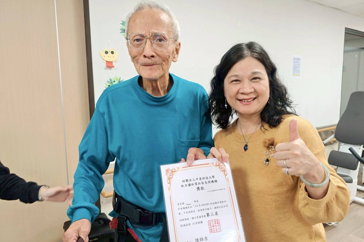 鄭伯伯透過衛福部科技輔具計畫的支持下，在兩個月內累計完成282次復能運動，展現驚人毅力.