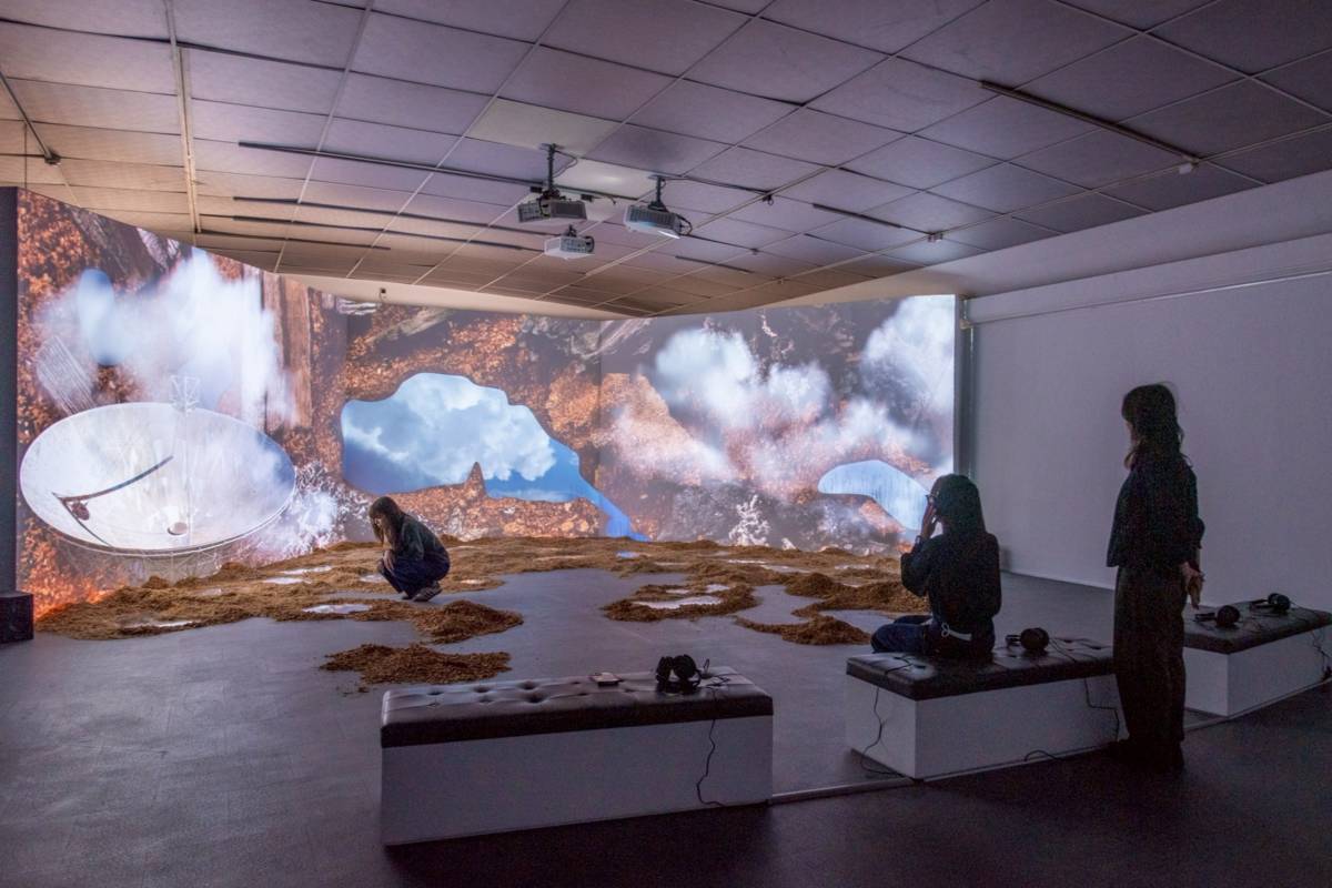 大型裝置創作《連結失落的風景》，創作靈感源自於卡里米在瑞典薩米（Sápmi）地區的藝術踏查，並於創作時結合紀錄片影像、詩性書寫與動畫拼貼。