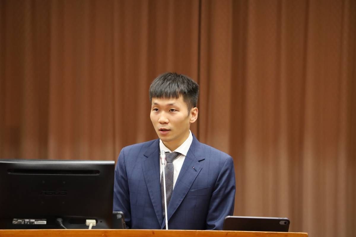 李洋部長首次在立法院教委會備詢。