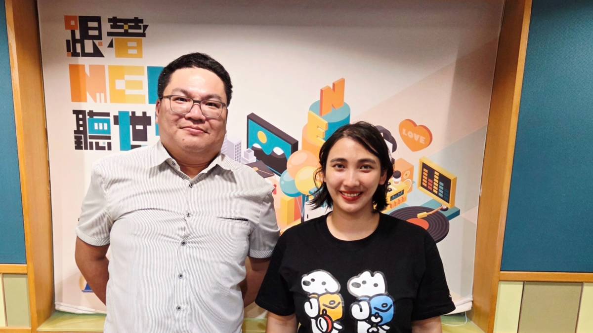 與研究員何瑞益合照～