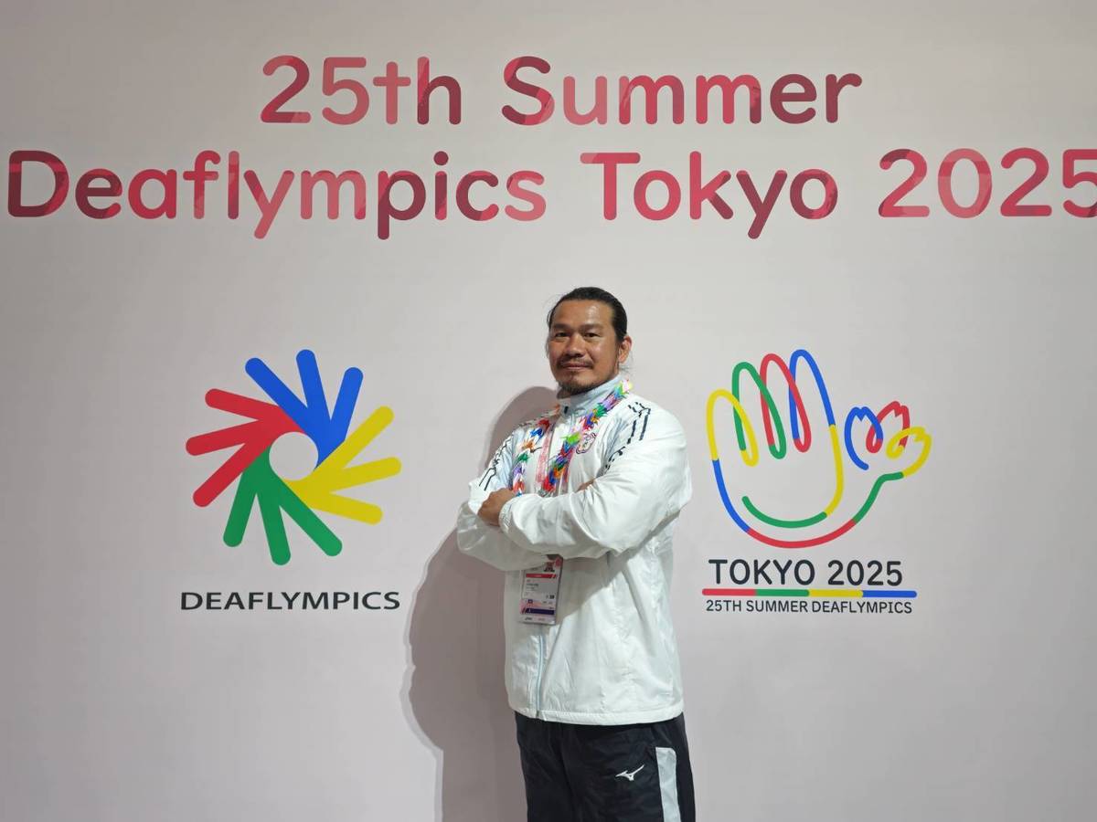 2025年東京第25屆達福林匹克運動會今日舉辦閉幕典禮，我國由安慶隆教練代表掌旗進場(運動部提供)