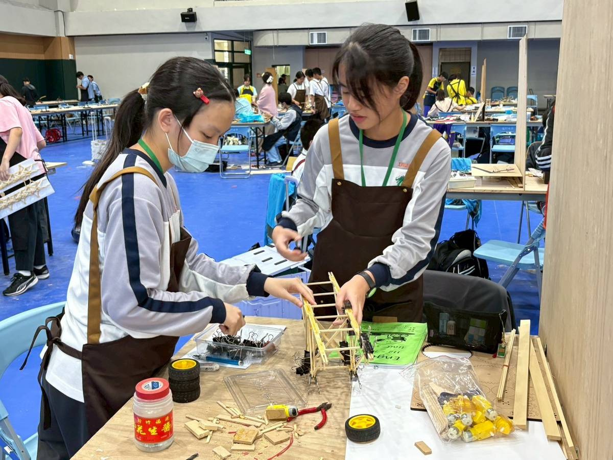 學生合作製作斜坡橋