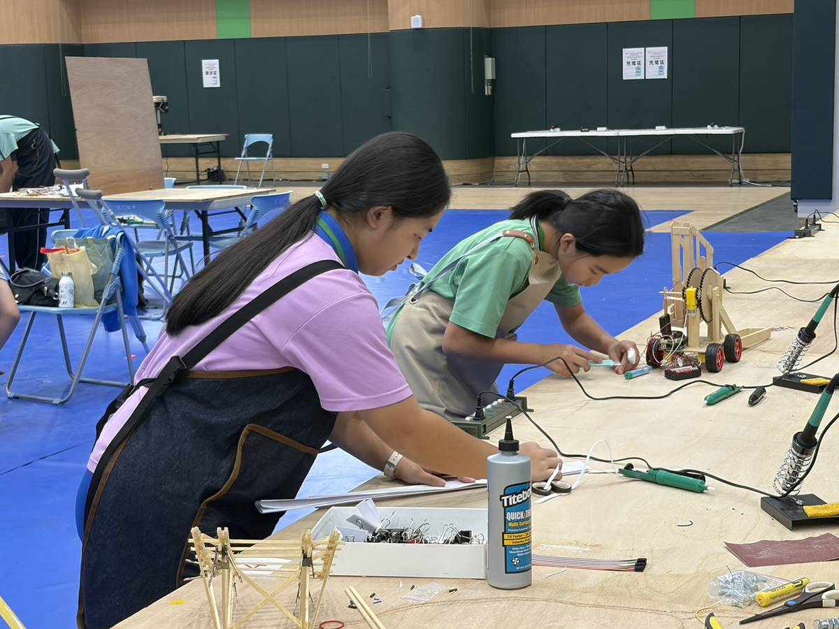 學生使用熱溶膠槍進行補強