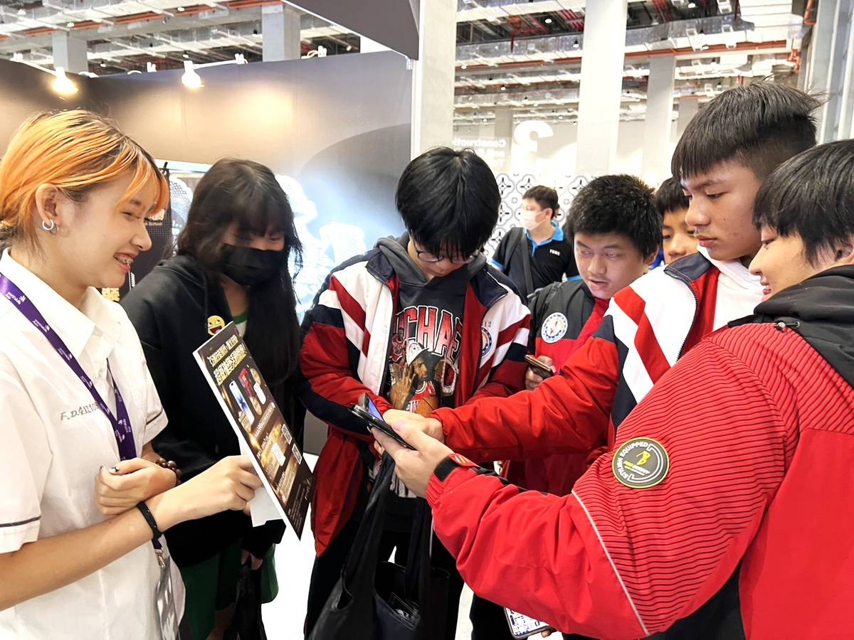 攤位體驗及抽獎吸引眾多學生參與