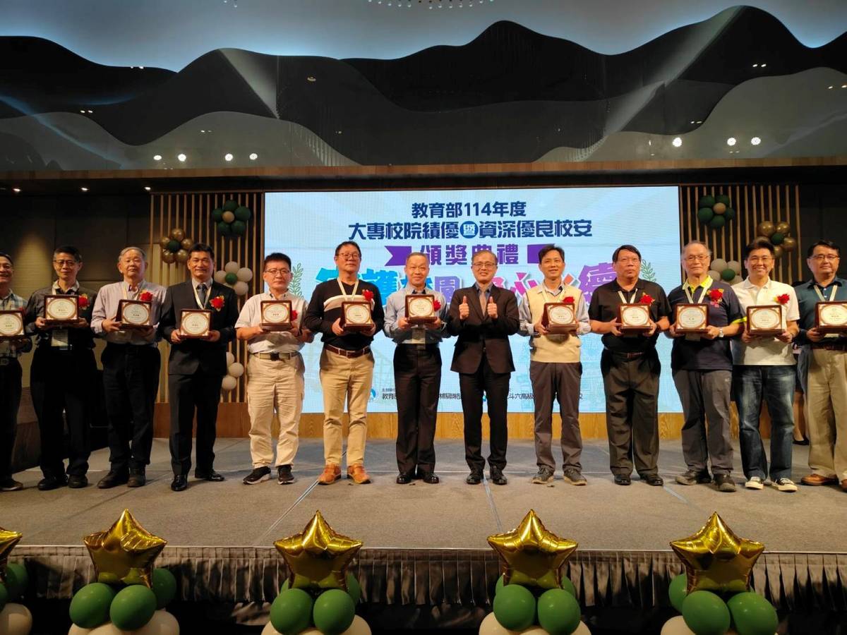 教育部學務特教司吳林輝司長與獲奬資深優良校安人員合影