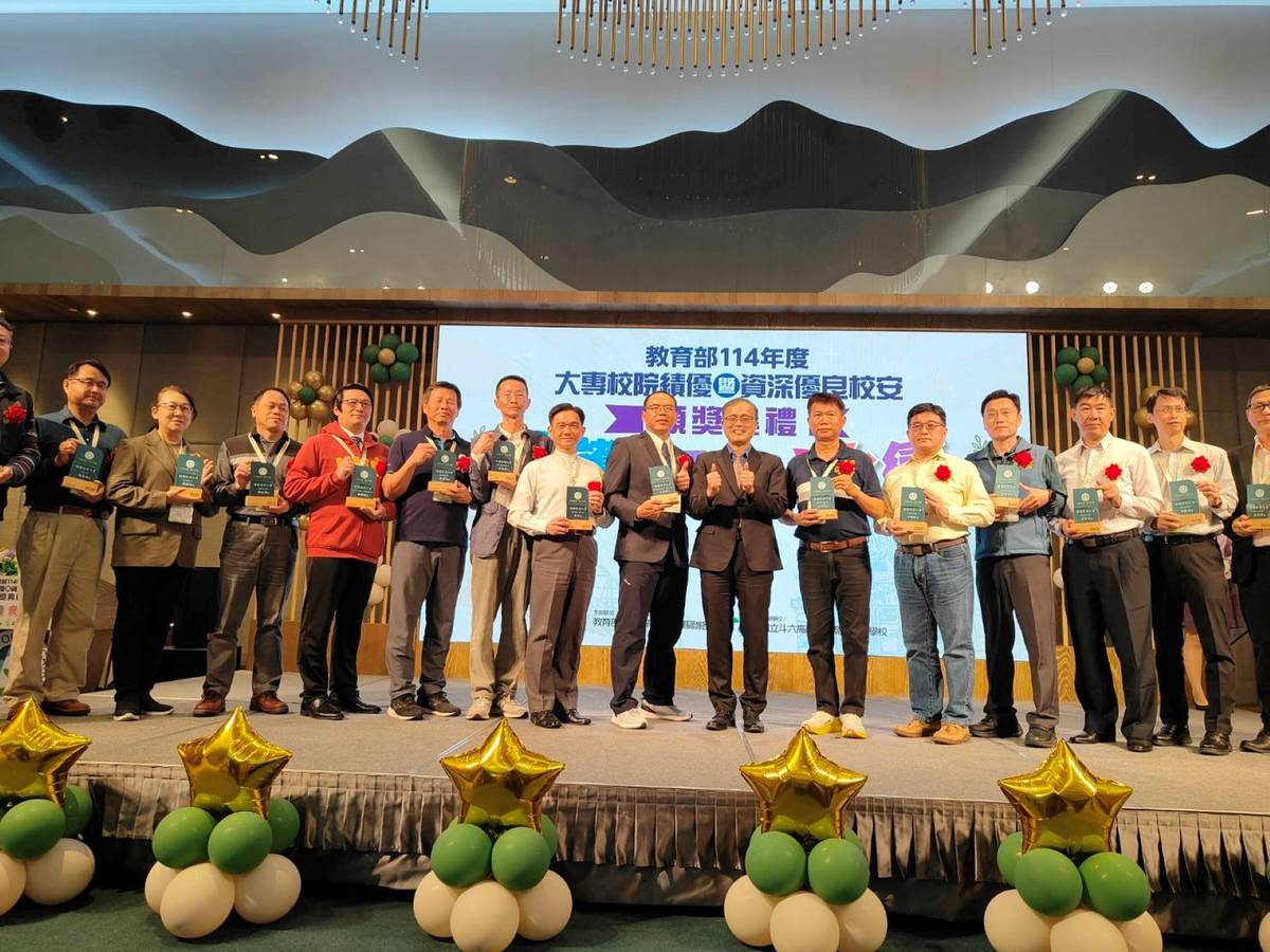 教育部學務特教司吳林輝司長與獲奬績優校安人員合影