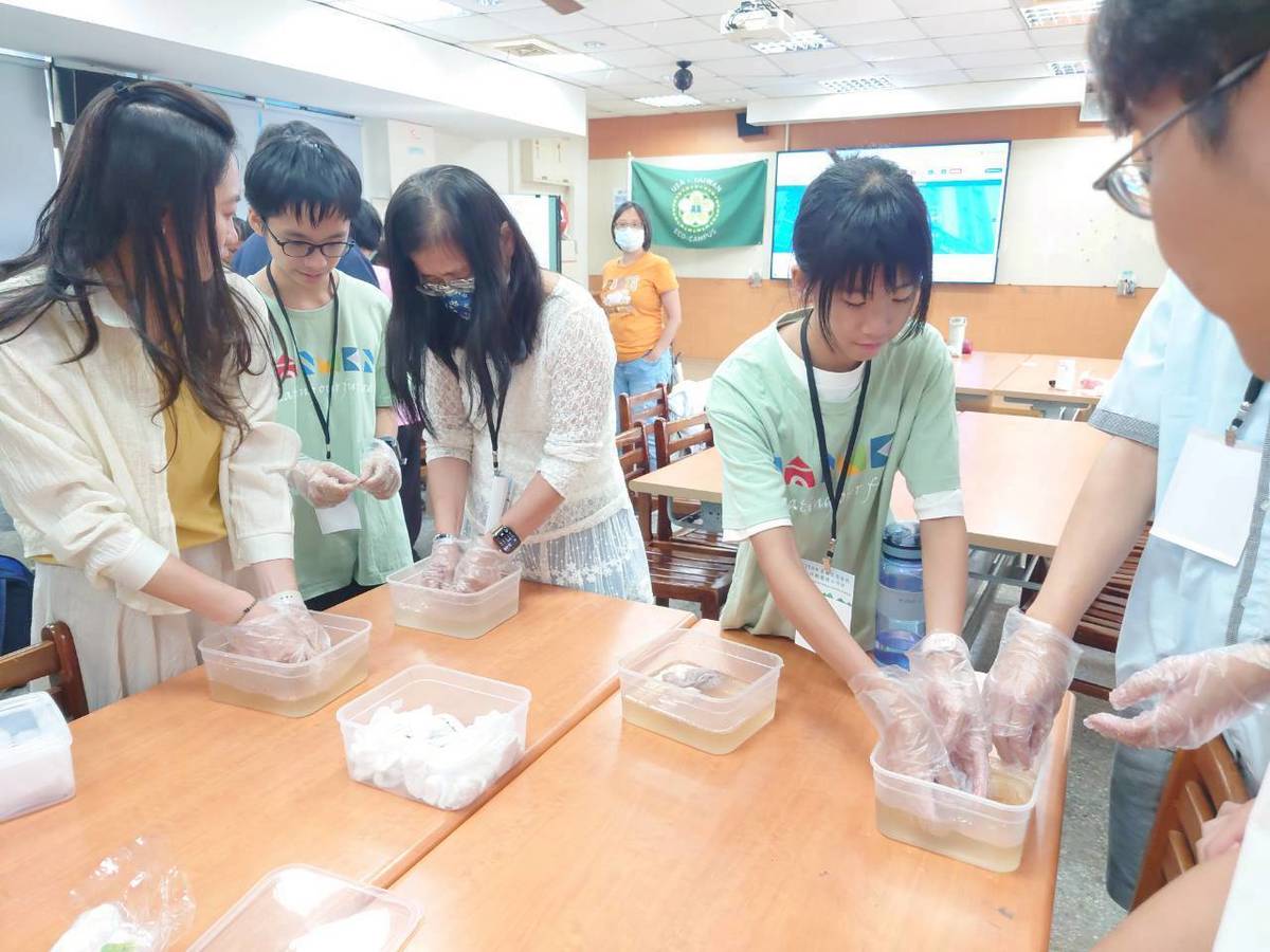 114年臺美生態學校行動團隊工作坊，師生一起體驗搓愛玉