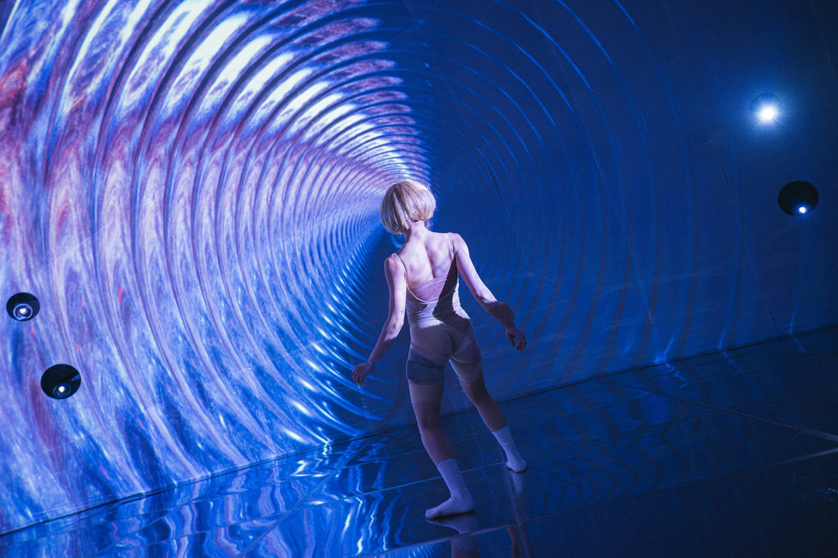 C-LAB未來視覺實驗室與安娜琪舞蹈劇場共製節目《thewhole》，透過動作感測與演算法編織新的身體語言，展開對黑洞、宇宙與身體互動的想像。圖／安娜琪舞蹈劇場提供、攝影／林軒朗