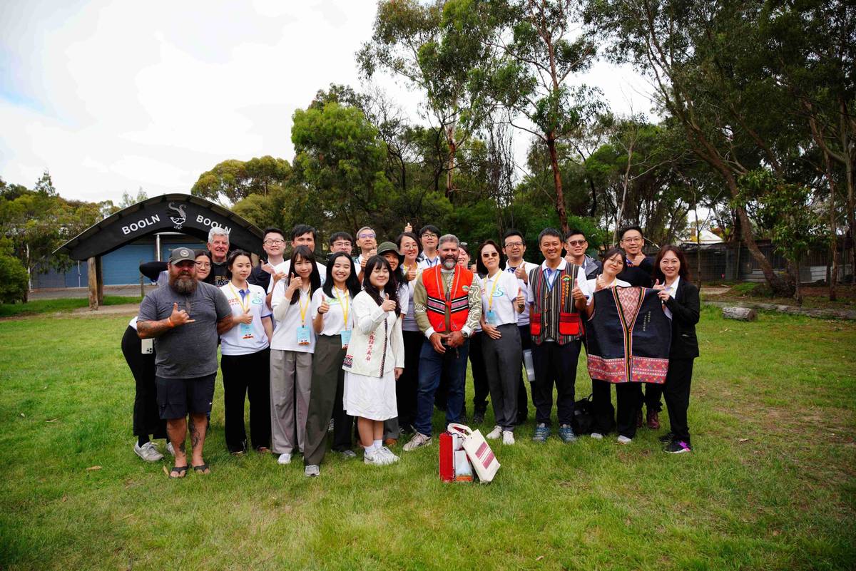 團員與原民長老合照