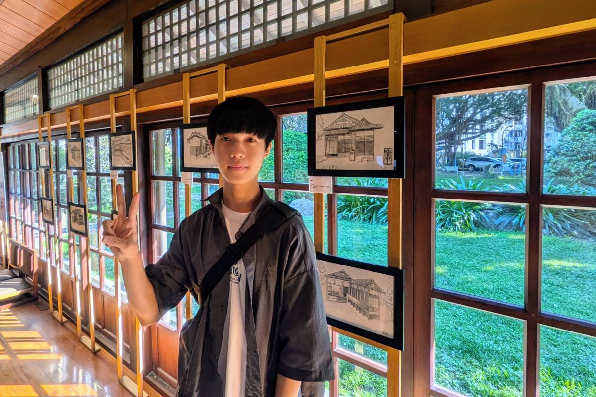 學生蔡量丞細心觀察光影變化，描繪出對建築物的感受