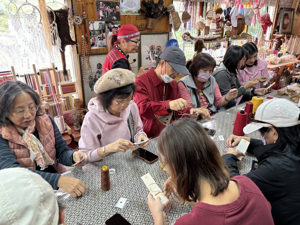 汪汪老師帶領大家編織屬於自己的編織卡書籤。