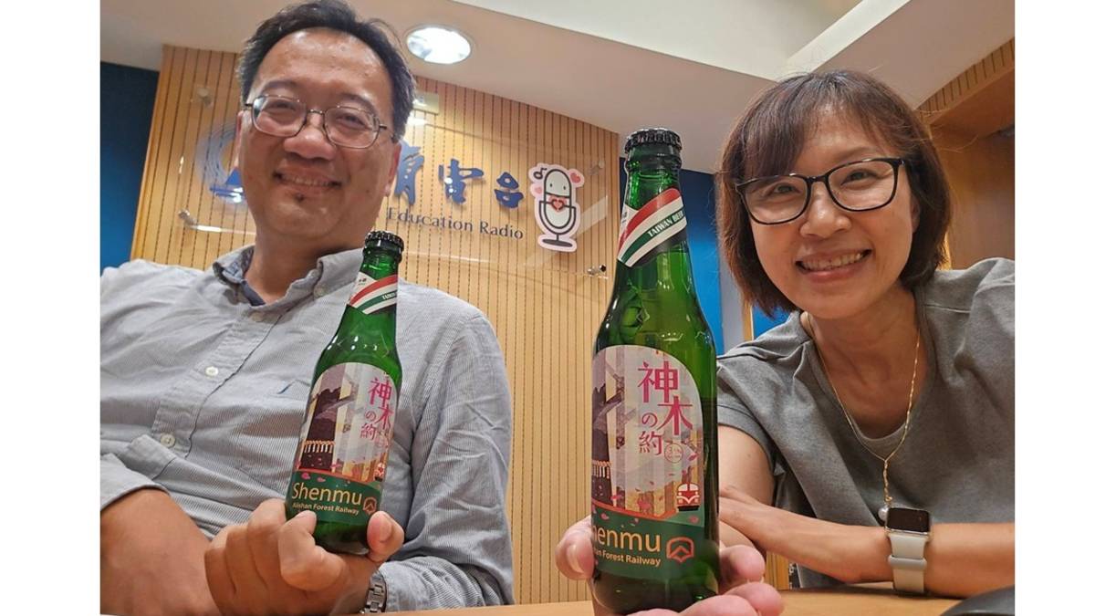 小風VS王淳熙老師合影
節目中王老師分享了阿里山林鐵，因此我們拿出 阿里山林鐵X台啤 年度聯名啤酒「神木之約」合影