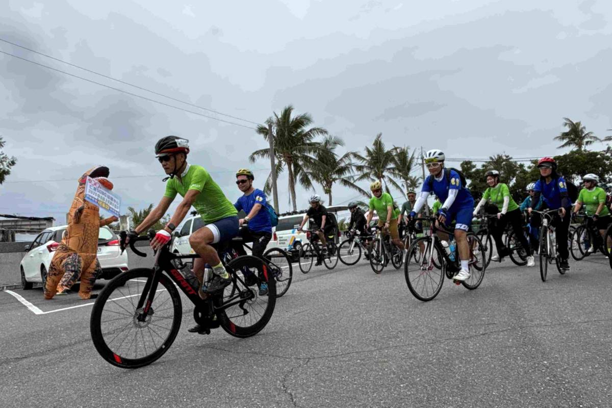 鄧志敦特助與東基自行車好手綜合病房護理長杜靖宜、總務室管理師呂佳樺等三人，也以行動力挺仁寶的單車送愛，陪騎到臺東市。