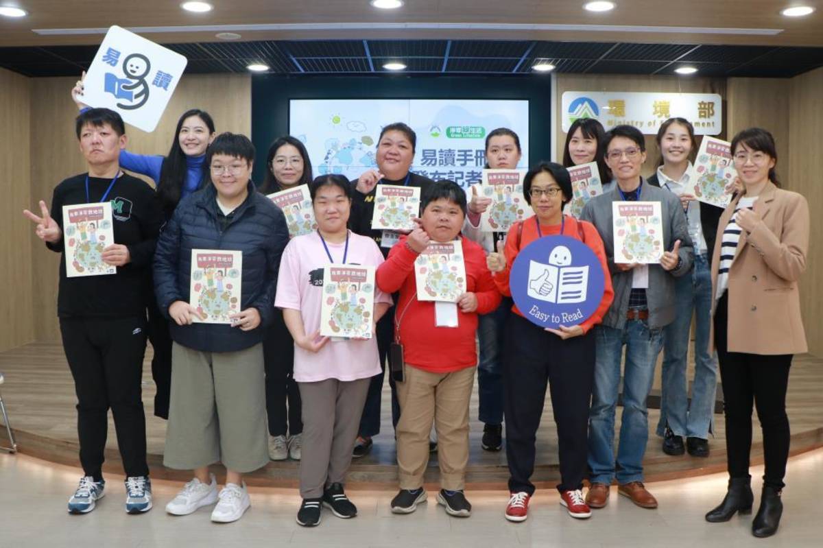 《淨零綠生活易讀手冊》製作參與團隊。(環境部提供)