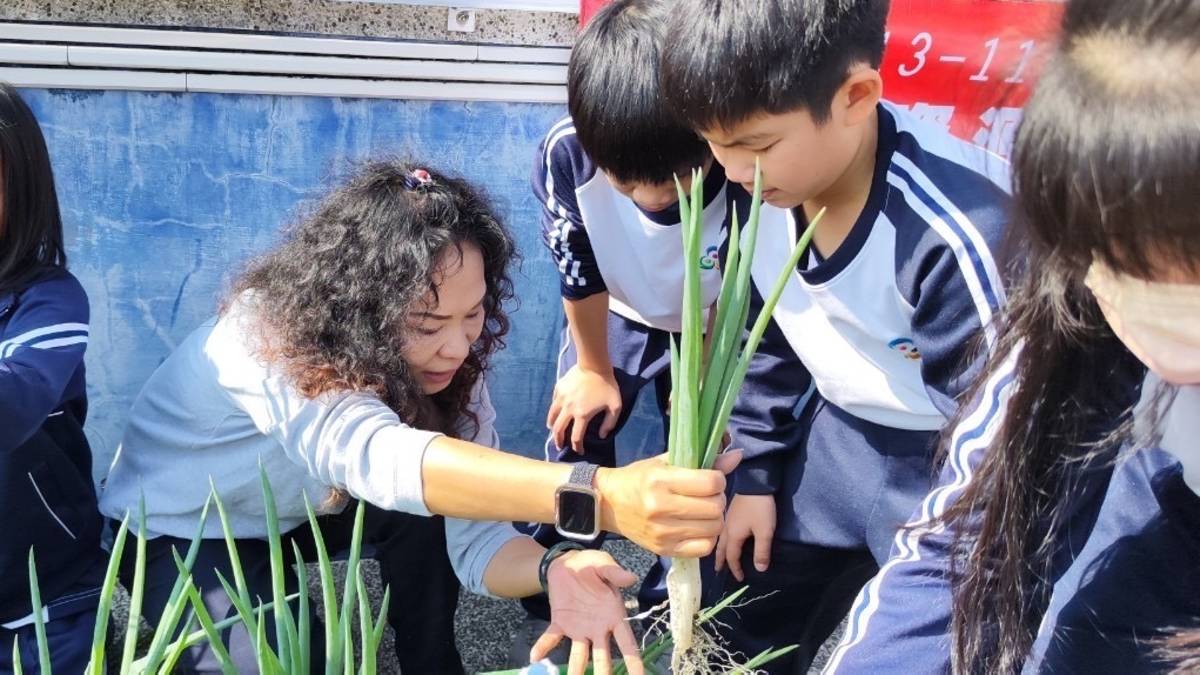 林執行長帶領學生建構獨角仙步道