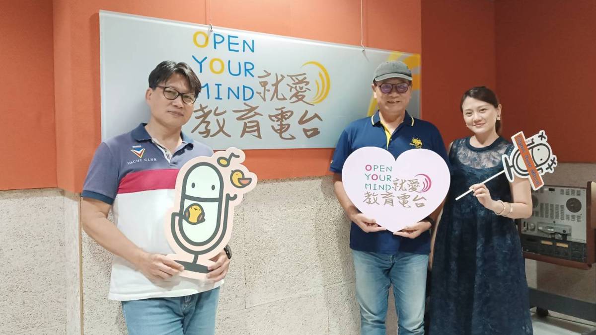 鐘團長與廖執行長於錄音室留影