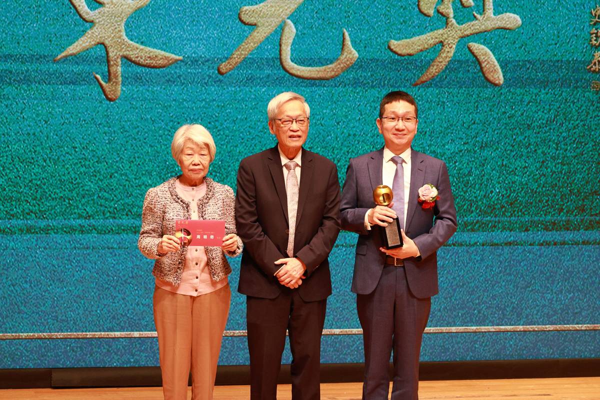 功大學智慧半導體與永續製造學院副院長周明奇教授(右1)獲獎 (東元提供)