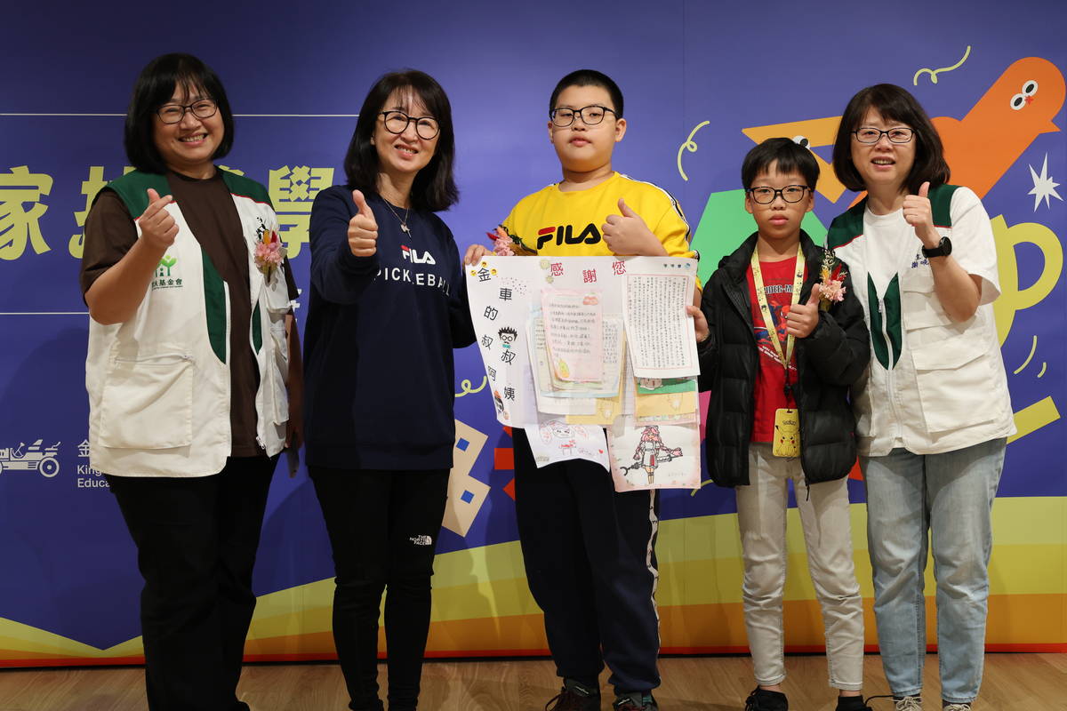 家扶基金會獲獎兒少親贈手做卡片，感謝金車文教基金會的鼓勵與支持 (金車提供)