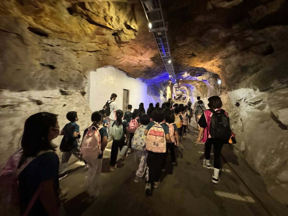 獅山砲陣地導覽人員為學生進行坑道歷史的解說