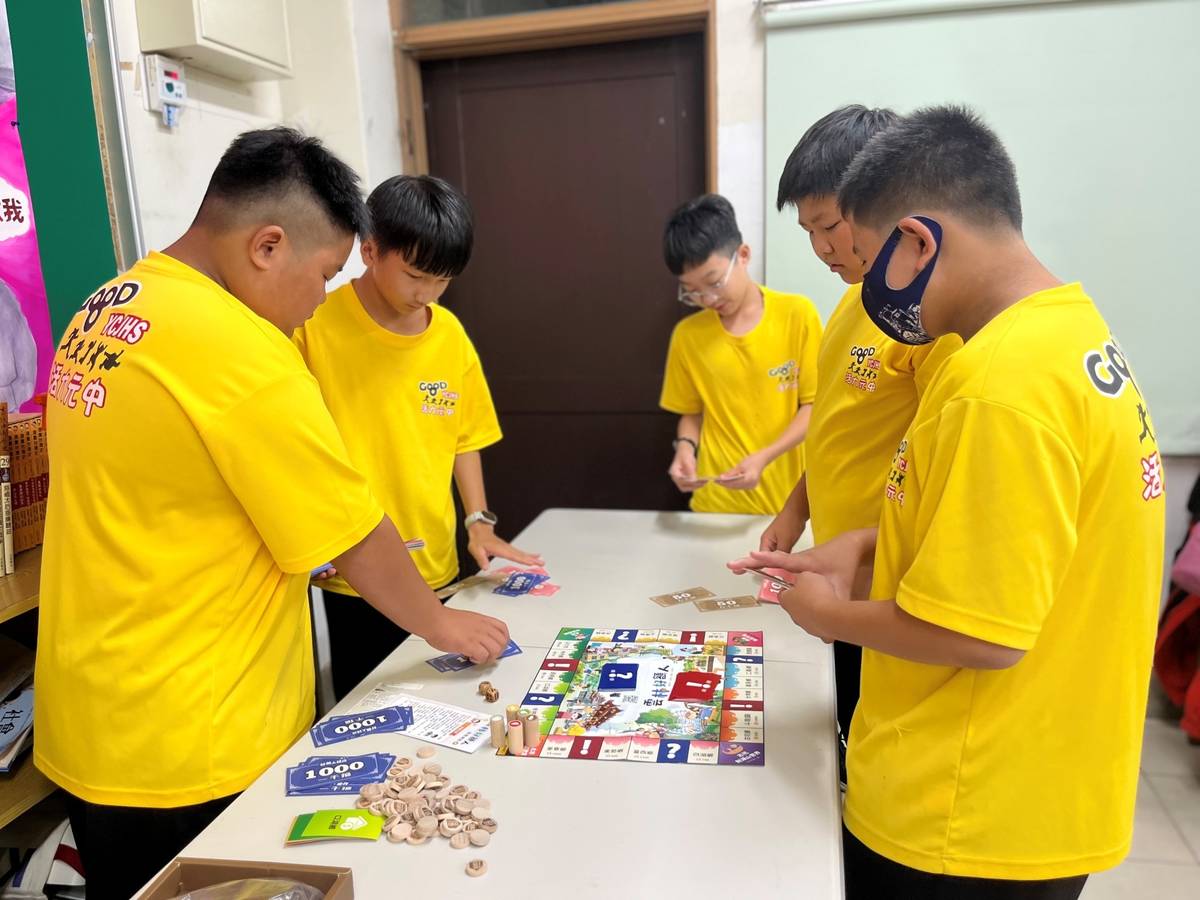 學生享受玩「雲林好額人」的樂趣