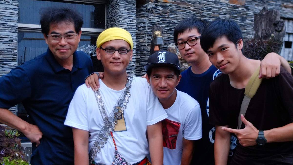 主持人劉智濬(左一)與卑南創作歌手桑布伊(左二)