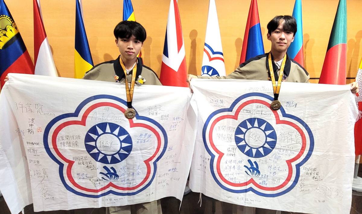 樟樹實中林鑠亦與泰山高中蔡明成攜手拿下自主移動機器人金牌，強調高度仰賴隊友互信