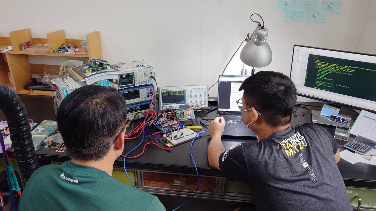 顏政田與廖容陞師徒倆在選手室討論題目（圖源：顏政田）