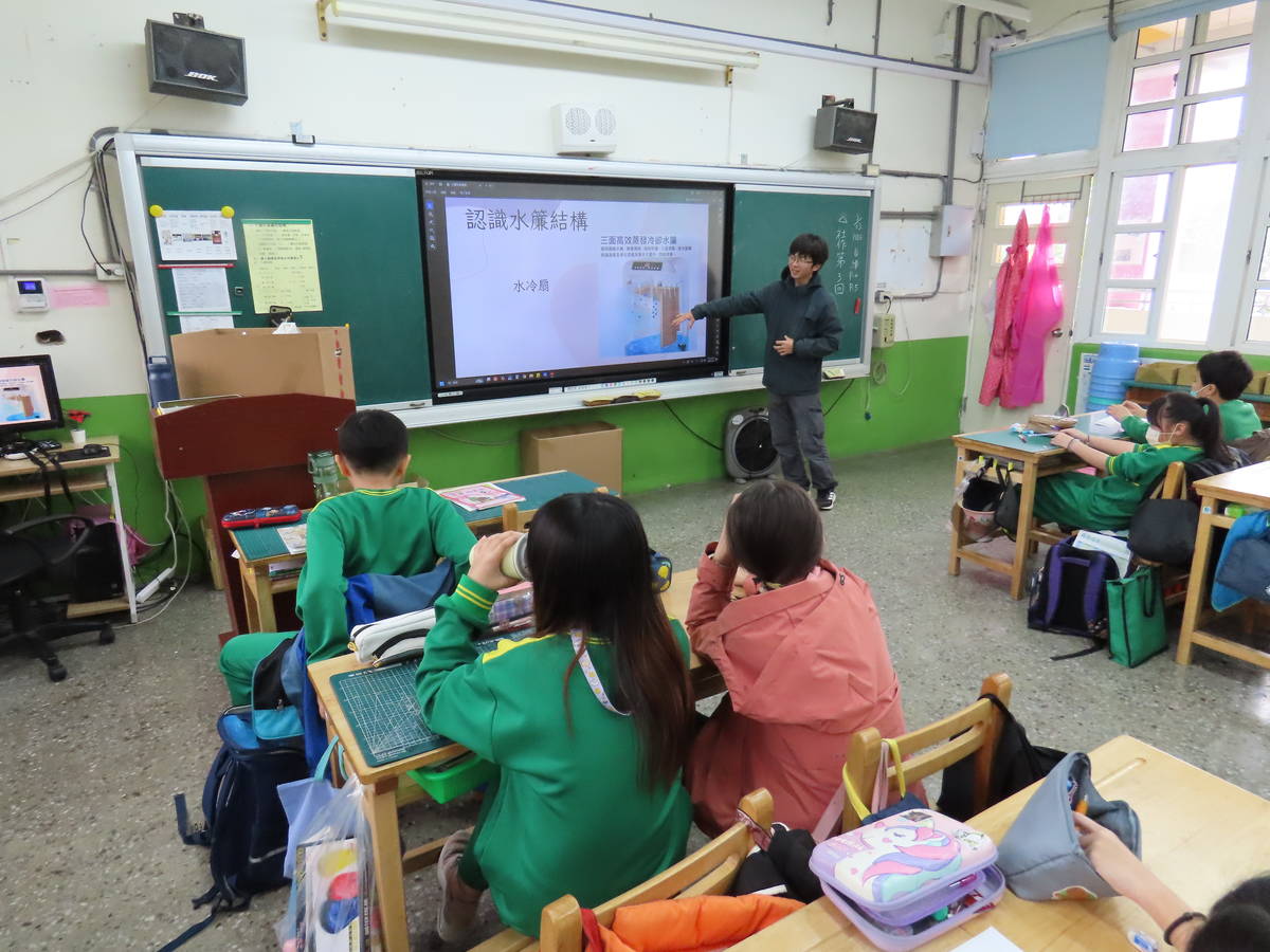 學生在課程中認識水濂降溫背後的科學原理