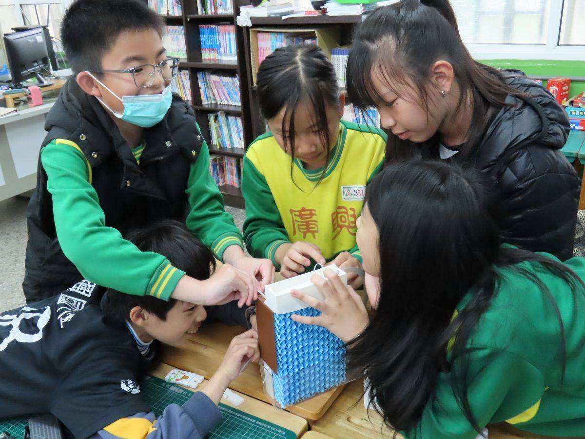 廣興國小學生動手組裝水濂降溫模型