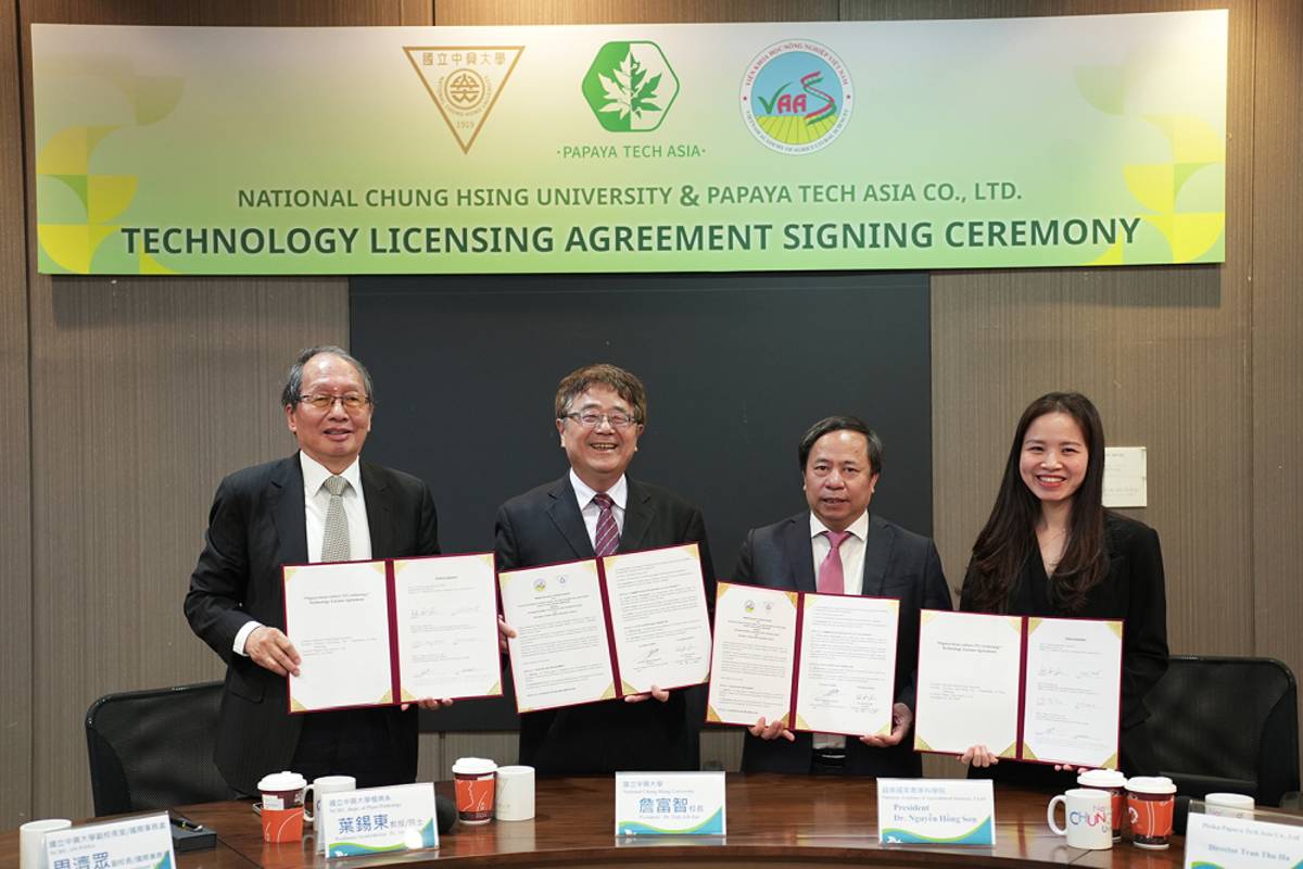 簽約代表左至右：葉錫東院士、興大詹富智校長、越南國家農業科學院院長_Dr._Nguyễn_Hồng_Sơn、Papaya_Tech_Asia_Co.,_Ltd_Director_Thu_Ha_Tran