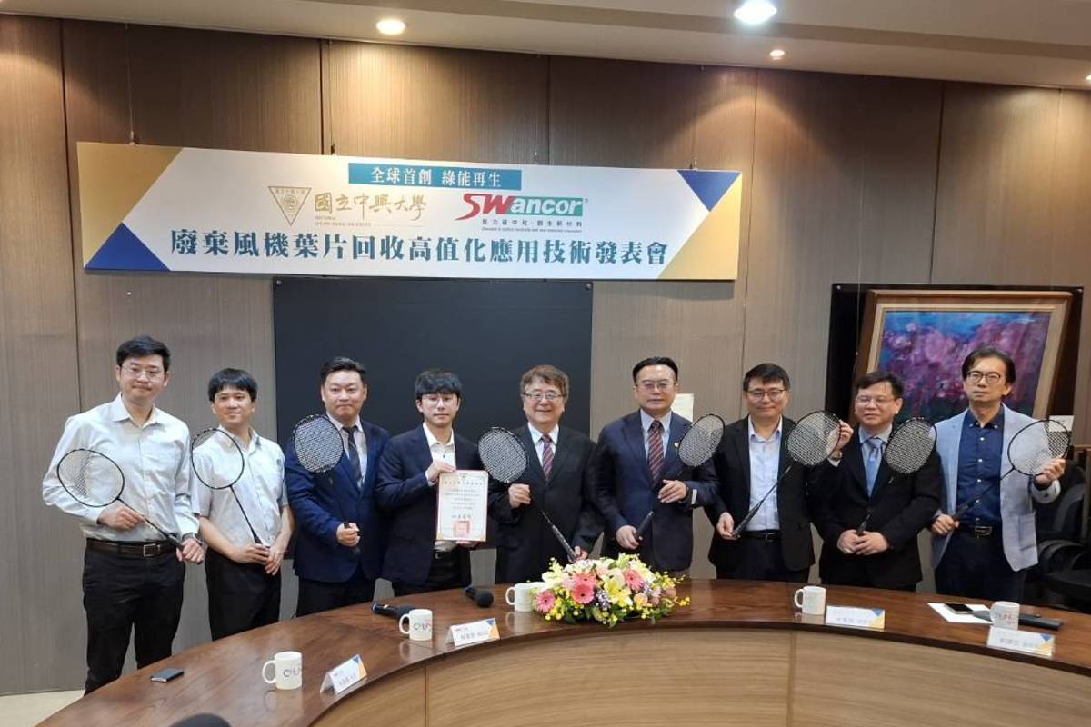 上緯集團贈送100支「再生碳纖維羽球拍」予國立中興大學合影