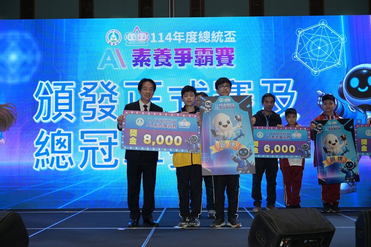 大成國中榮獲總統盃AI素養爭霸賽國中一般組銀獎，由賴清德總統親自頒獎