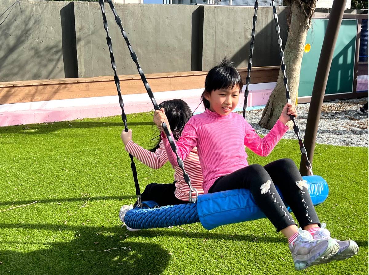 屯山國小-鞦韆飛起來　孩子在歡笑中練習協調與節奏