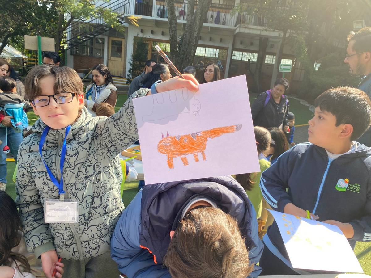 薛慧瑩在當地學校帶領工作坊，與小朋友一起製作貓咪書籤。(文策院提供)