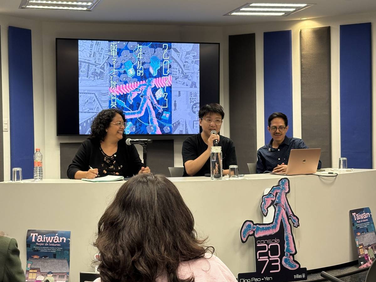 丁柏晏宣傳西語新書《2073年的電子玩具》。(文策院提供)