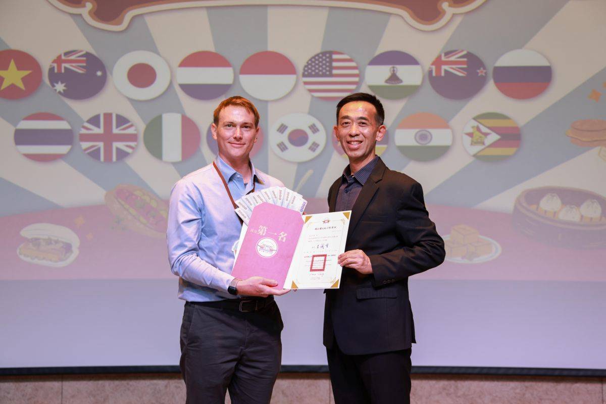 來自美國的溫柯橋(左)以「沈默與直言」為演講主題，獲得演講比賽冠軍