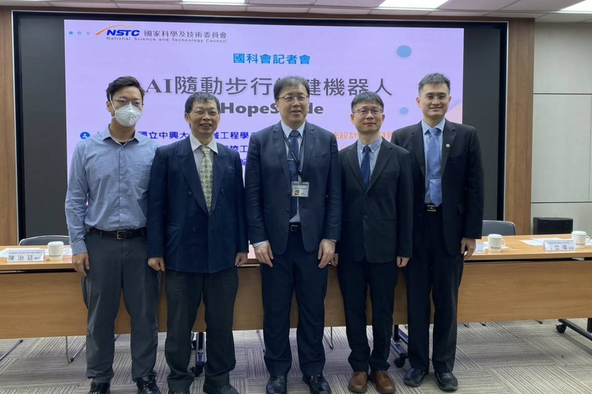 跨校研究團隊從2016年開始在國科會支持下，由國立中興大學李聯旺副教授、國立陽明交通大學柯立偉教授及高雄醫學大學陳嘉炘教授共同研發，打造出「AI隨動步行復健機器人（HopeStride）」。(記者蘇瑞雯拍攝)