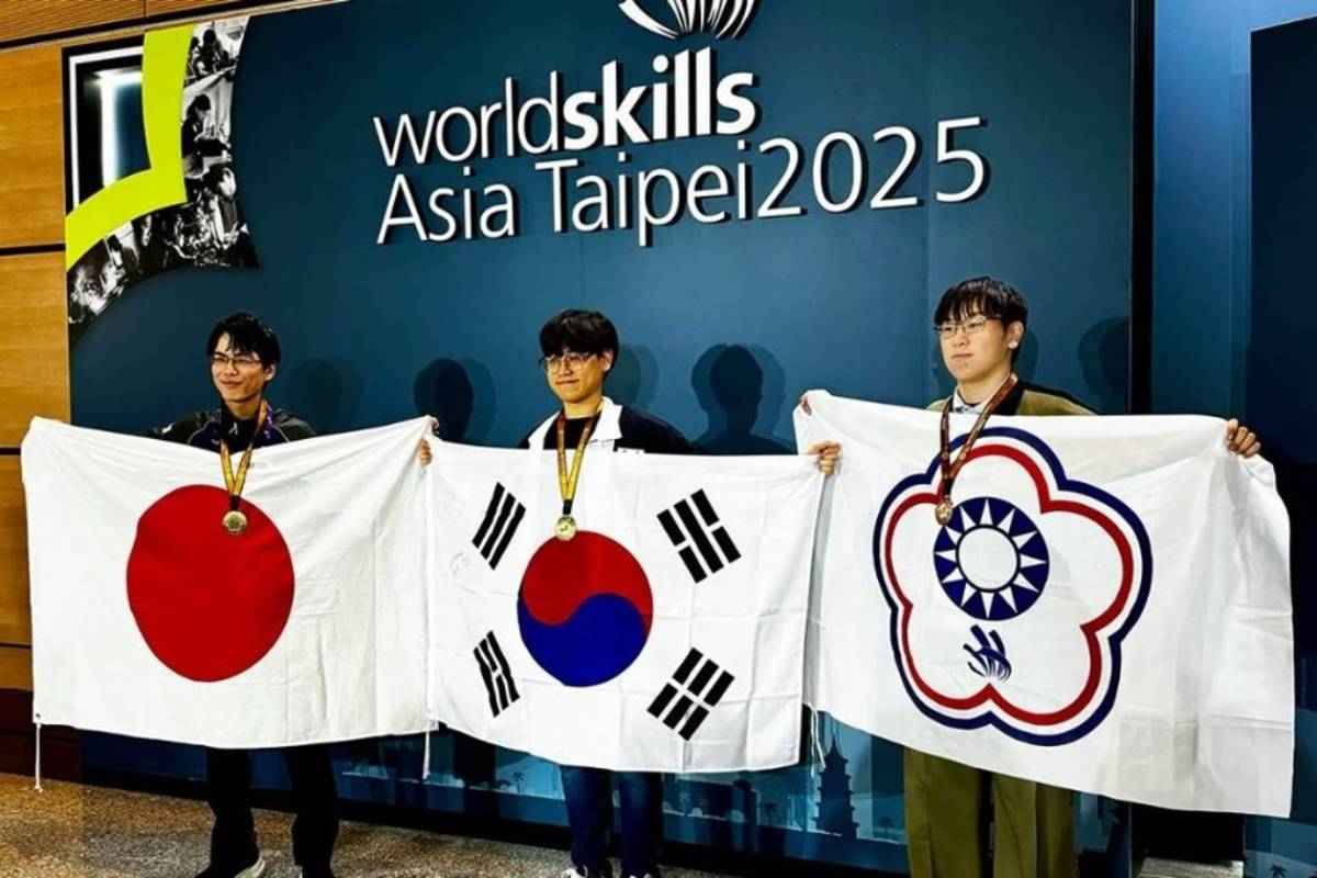 逢甲大學資訊工程學系林宸毅同學（右1）於「2025亞洲技能競賽」榮獲「雲端運算」職類銅