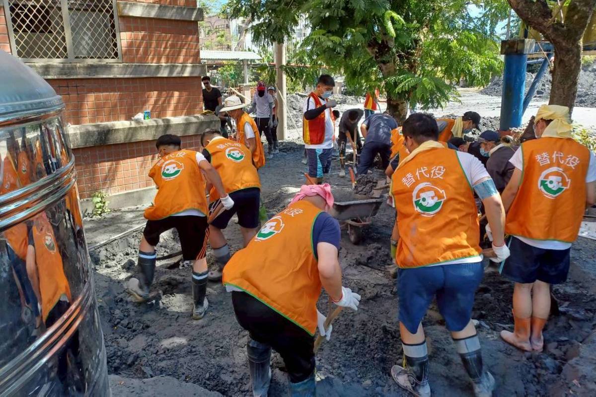 替代役役男協助校園清淤重建照片