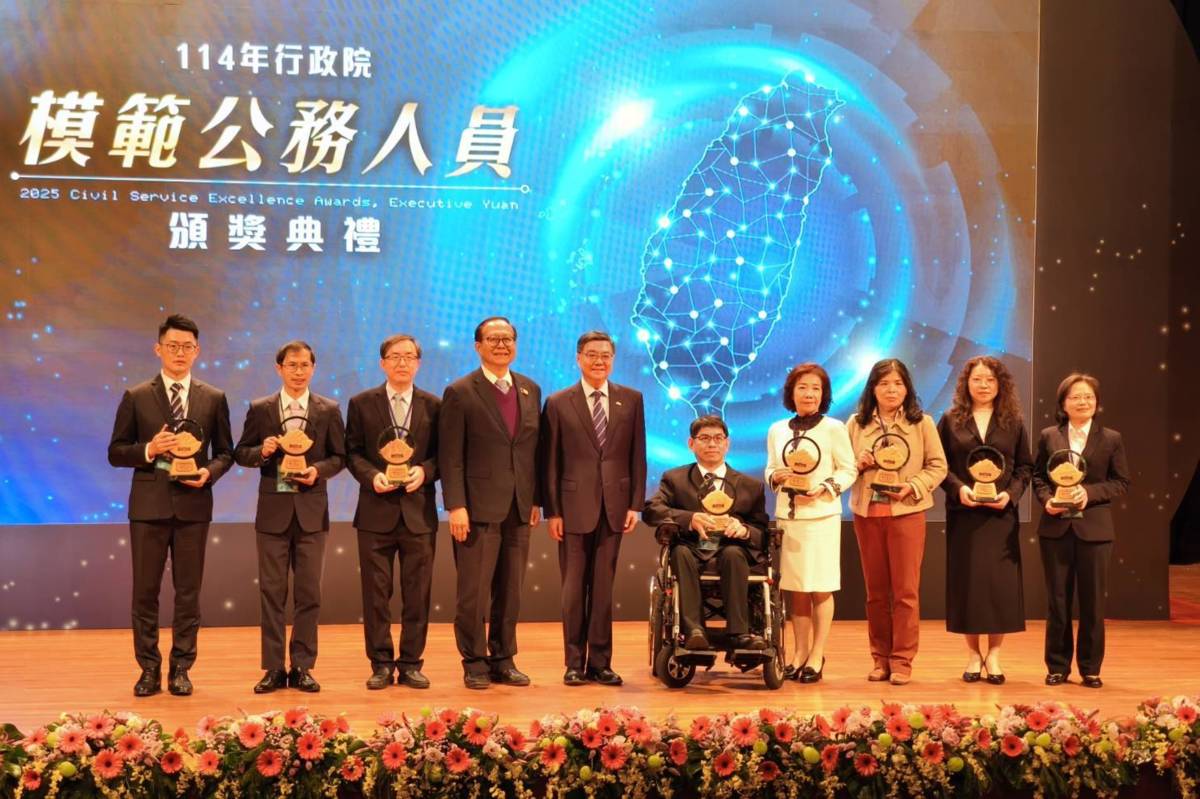 行政院院長卓榮泰(左五)頒發行政院模範公務員。